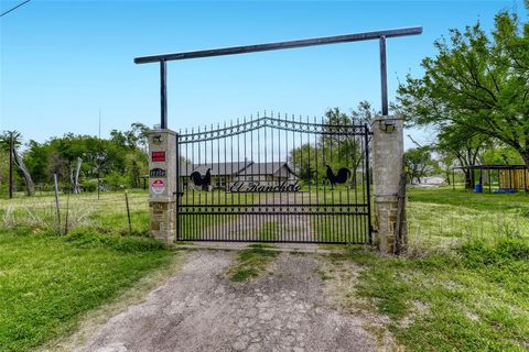 Photo of 11350 County Road 377, Terrell, TX 75161 (MLS # 21226387)