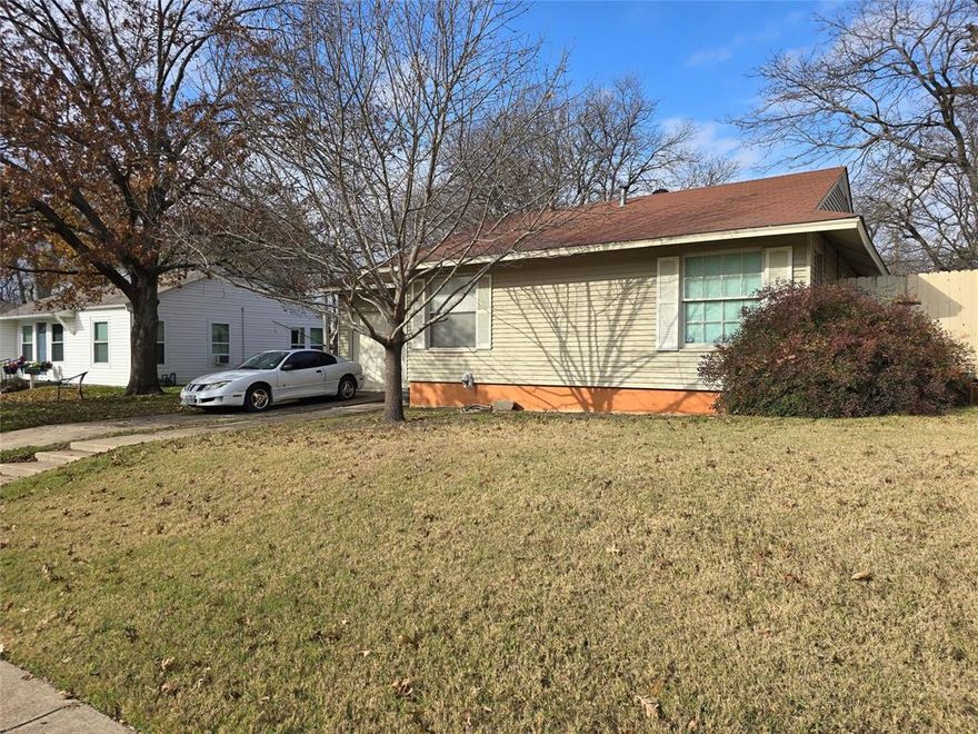 Adorable 2 bedroom cottage style home.  Could be a great starter home, rental property, or investment property.  Large backyard with a building in the back for storage or a small shop.