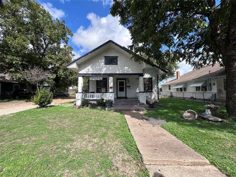 Photo of 309 W Page Avenue, Dallas, TX 75208 (MLS # 21417919)