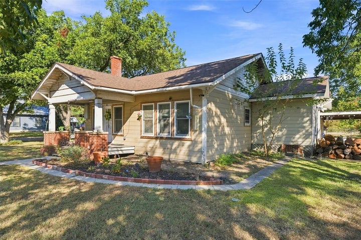 Photo 1 of 27 — 202 E Avenue E, Rosebud, TX 76570