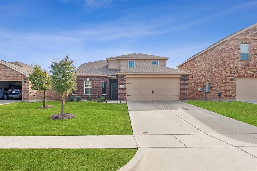 WELL MAINTAINED 4 BEDROOM, 2.5 BATHS, 2 CAR GARAGE, BUILT IN 2018 IN ESTABLISHED NORTHPOINTE CROSSING SUBDIVISION OF ANNA! THIS HOME ALSO PROVIDES AN OPEN, FUNCTIONAL AND SPACIOUS FLOOR PLAN, WITH AN ABUNDANCE OF NATURAL LIGHT! THE KITCHEN CONSISTS OF GRANITE COUNTERS, BLACK APPLIANCES AND TILE FLOORING. IMPRESSIVE 1ST FLOOR PRIMARY BEDROOM WITH SEPARATE TUB, SHOWER AND DUAL SINKS. 2ND FLOOR BEDROOMS WITH FULL GUEST BATHROOM TO ACCOMODATE GROWING FAMILIES. PLENTY OF BACKYARD SPACE FOR FAMILY FUNCTIONS AND ACTIVE LIFESTYLES! CONVENIENCE TO SCHOOLS, SHOPPING AND MAJOR ROADWAYS FOR EASY ACCESS, MAKES THIS HOME READY FOR NEW OWNERSHIP!