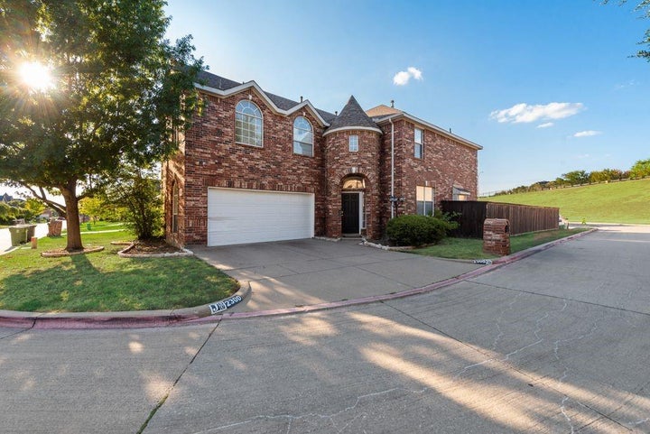 Photo 1 of 31 — 2300 Springmere Drive, Arlington, TX 76012