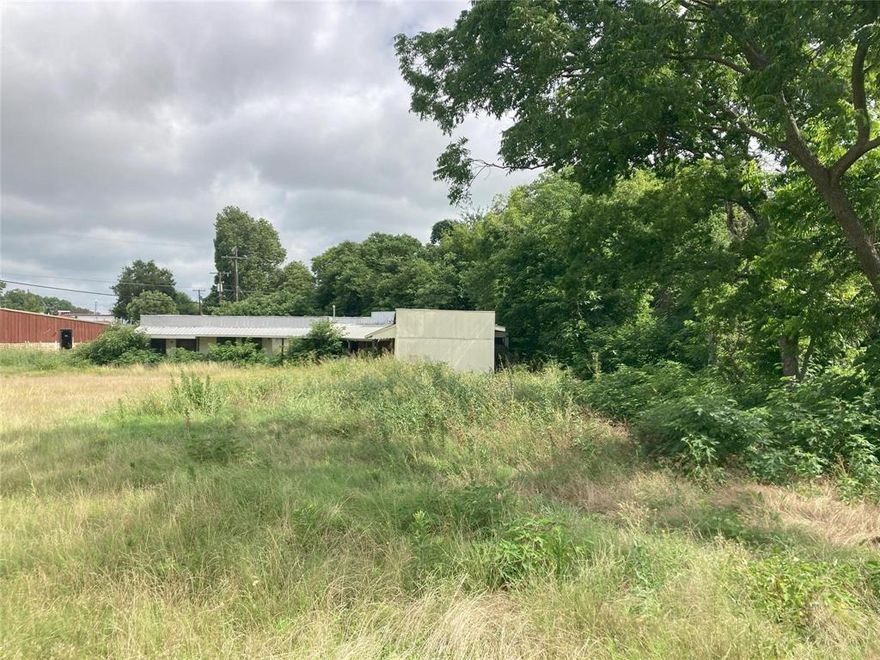 Investor Special .224 Acres - Corner lot close to downtown Alvarado Texas. Great location on a busy street for your business. This use to be a 7 unit studio mini hotel. Last renovated in 2014 and currently vacant and boarded up. Turn this property into cashflowing asset or tear down for another purpose. Zoning is C-2, Commercial district 2.

Private Rmks: All information is deemed reliable but not guaranteed. Buyer and buyers agent to verify all information herein including but not limited to schools and square footage.
