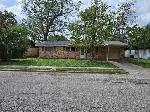Photo of 302 S Joyce Street, Lacy Lakeview, TX 76705 (MLS # 21420234)