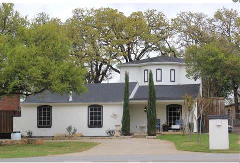 Photo of 106 E Shady Grove Road, Grand Prairie, TX 75050 (MLS # 21315084)