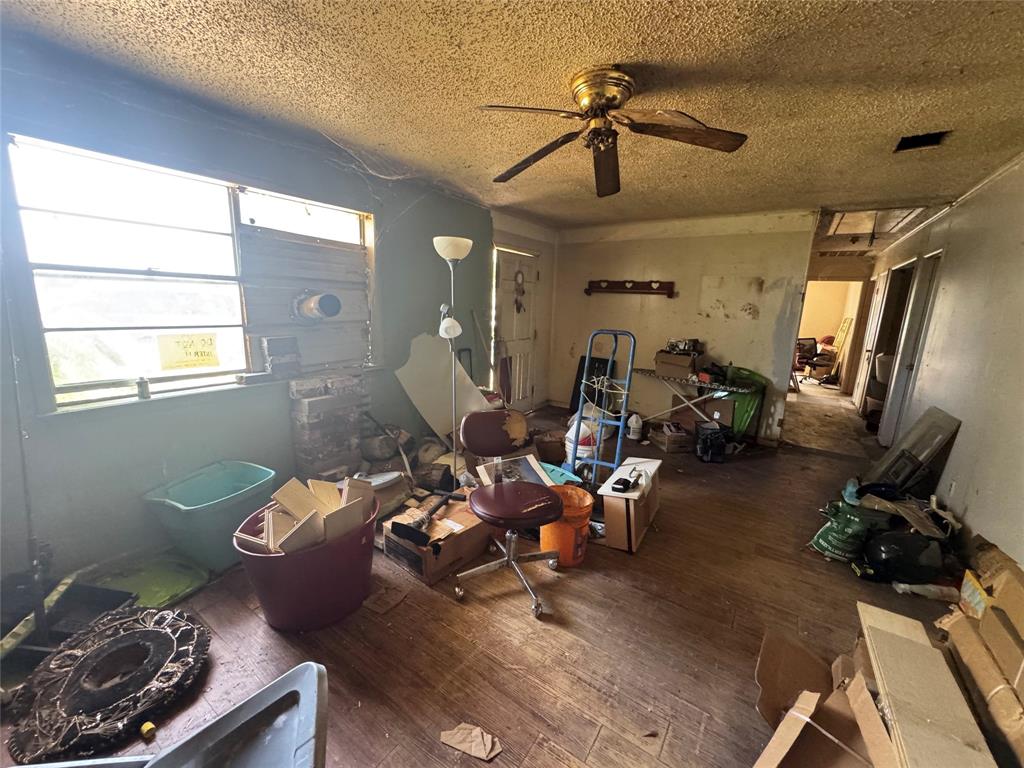 1002 Lamar