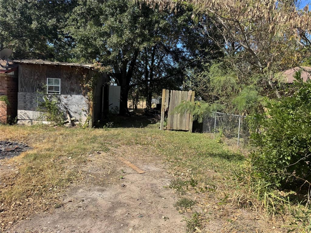 1002 Lamar
