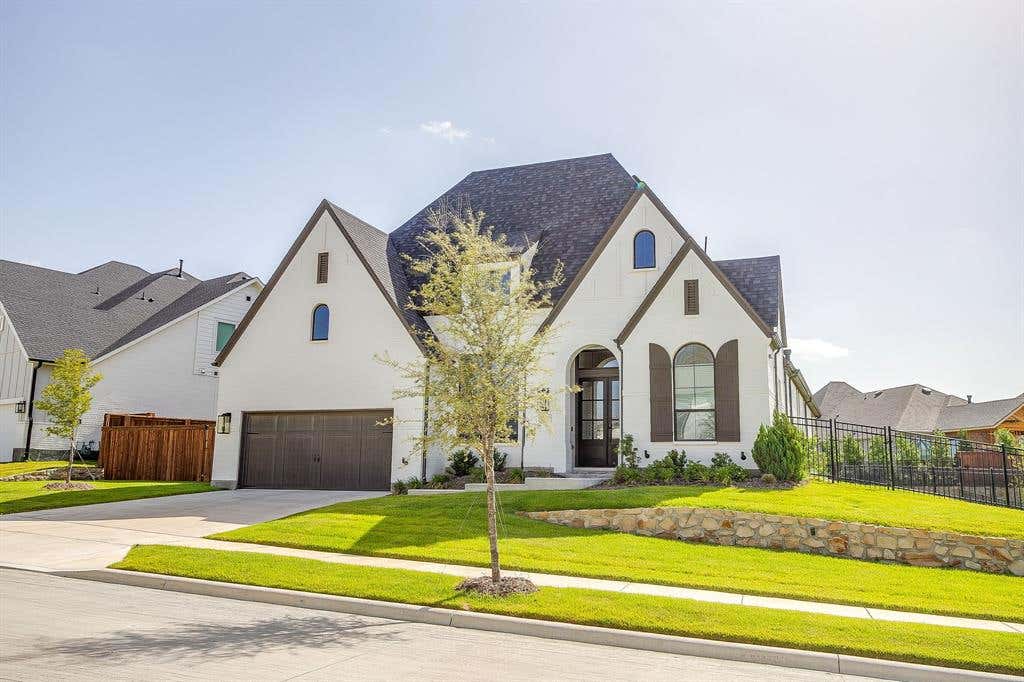 Photo of 2137 Rolling Oaks Drive, Fort Worth, TX 76008 (MLS # 21315608)