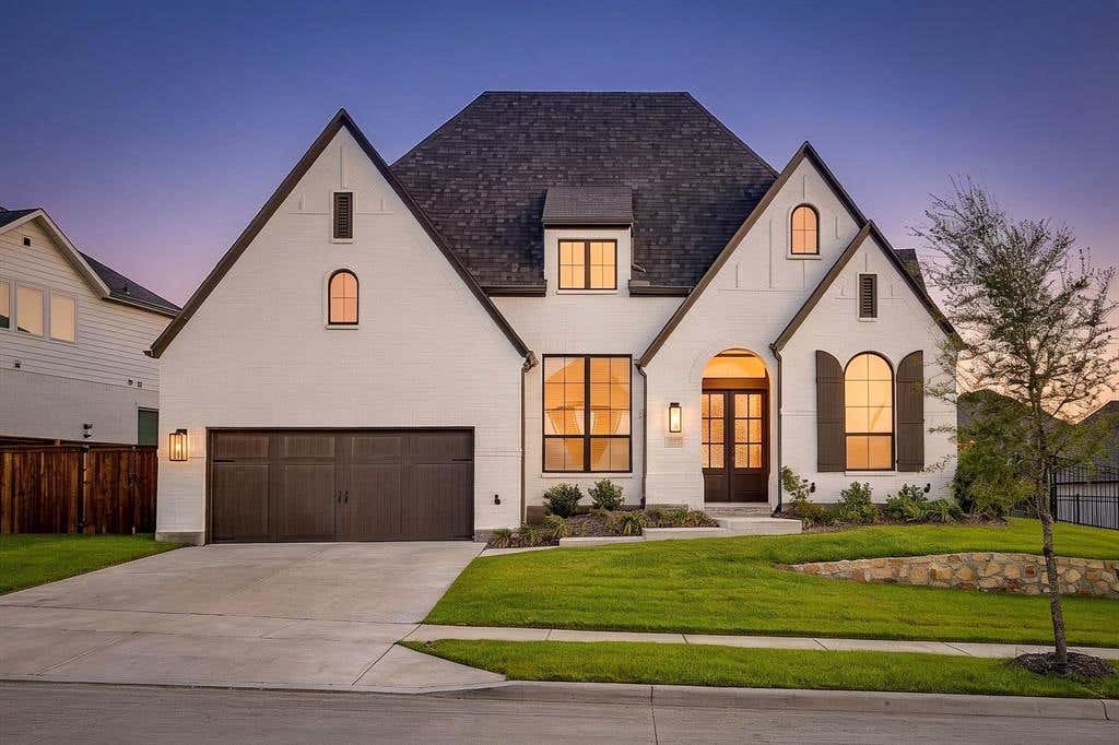 Photo of 2137 Rolling Oaks Drive, Fort Worth, TX 76008 (MLS # 21315608)