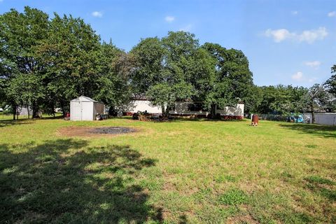 Photo of 403 Prairie Lane, Azle, TX 76020 (MLS # 21336023)