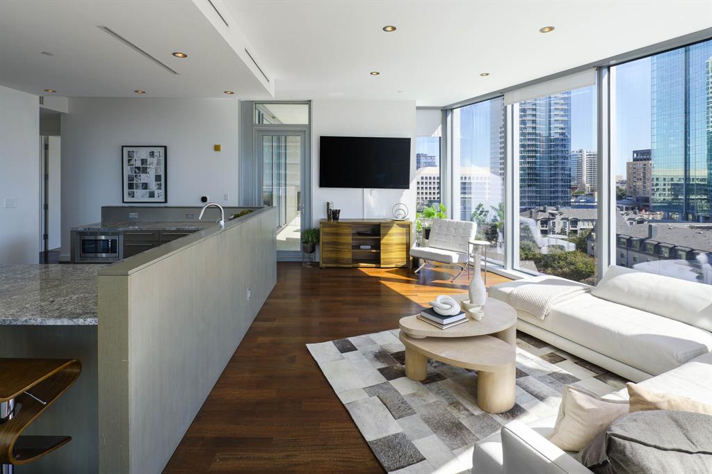 2900 Mckinnon Street 801