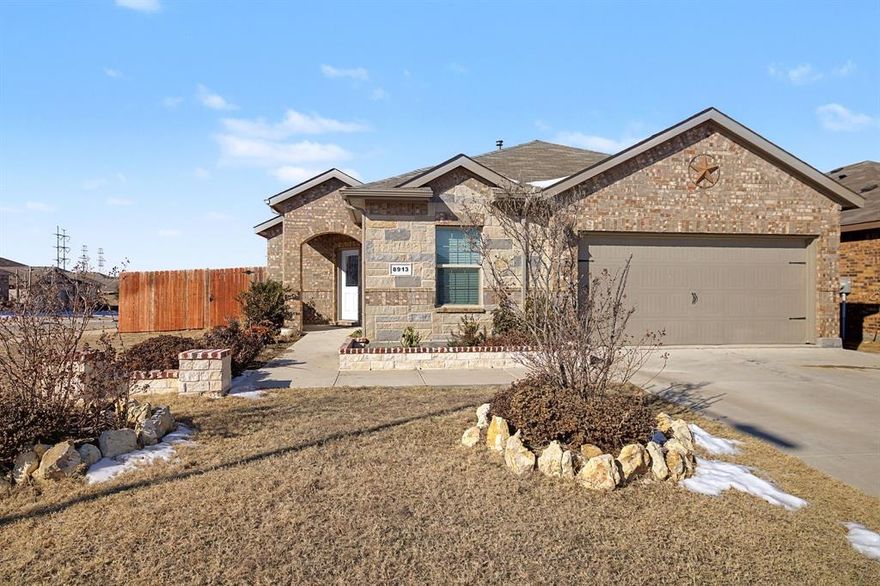 *FOR SALE* Fabulously maintained, East-facing, 5 bedroom, corner-lot, Jackson floor plan with brick-stone elevation home by D R Horton in a vibrant community with incredible amenities! 
UPGRADES include brick and stone flower and tree beds, back patio extension, side walkways, kitchen island decorative lighting, garage bathroom install, and pergola install.
HOME features kitchen with modern finishes, granite counter tops, stainless steel appliances, gas range, walk-in pantry, kitchen island; 2 dining options - breakfast bar & formal dining; living room with lots of natural light; primary suite in the back for privacy with walk-in closet & primary bath with dual sinks and oversize shower; full size laundry; 
OPEN floor plan where kitchen, dining area, and living room flow effortlessly.
HOA amenities include sparkling pool, community playground, walking trails, & scenic ponds. Located just 10 minutes away from Eagle Mountain Lake and Twin Points Park. 
FANTASTIC venue to entertain yourself or guests both indoor at the living room or outdoor at the back patio. 
PRIME location, modern design, and access to top-tier amenities. 
SCHEDULE a showing today to make this incredible house your new home!