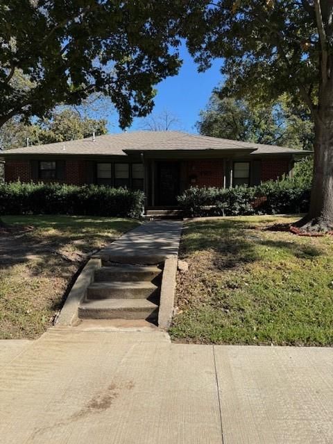 Photo of 406 N Union, Whitesboro, TX 76273 (MLS # 21108562)