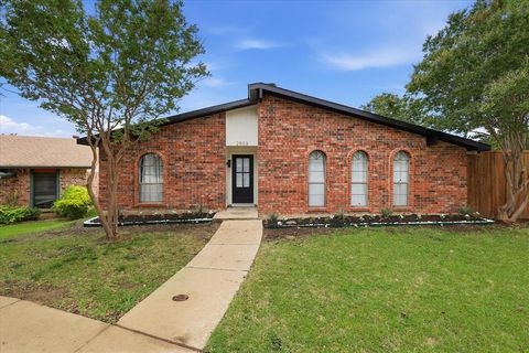 Photo of 2903 Winterberry Drive, Carrollton, TX 75007 (MLS # 21331015)