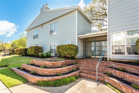 Photo of 1901 N Fitzhugh Avenue #19, Dallas, TX 75204 (MLS # 21242116)