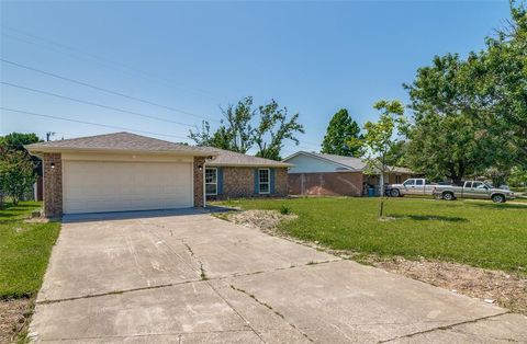 Photo of 1502 Staple Drive, Mesquite, TX 75149 (MLS # 21165484)