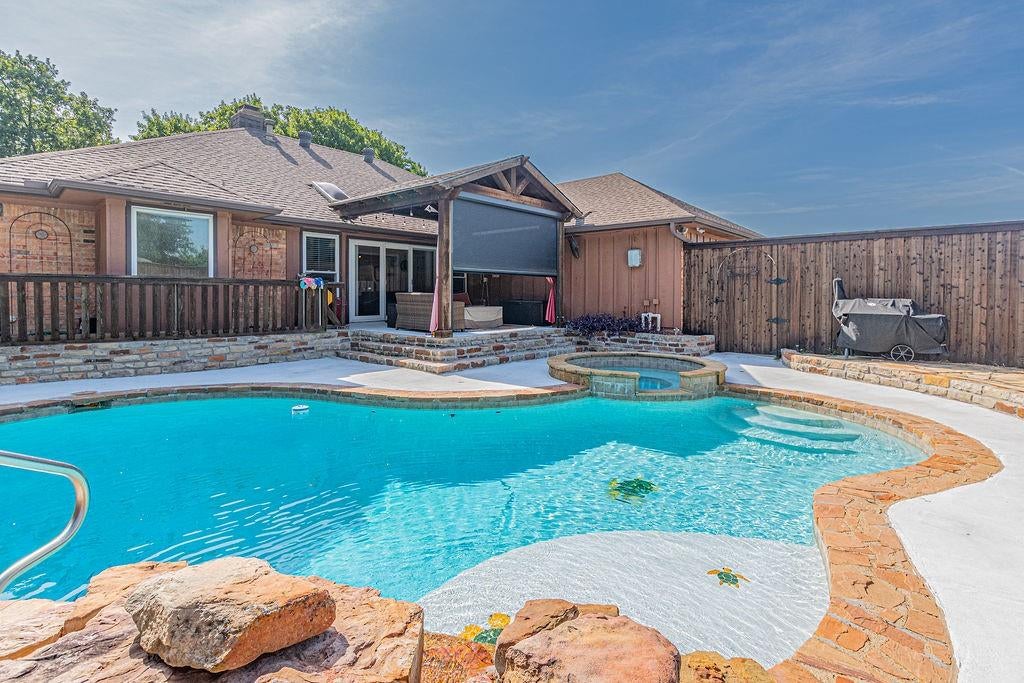 4005 Hatherly Drive