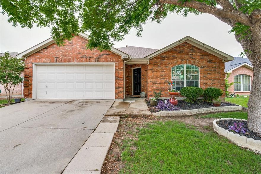 Beautifully maintained 3-bedroom, 2-bath home in the heart of Little Elm! Featuring a light-filled open concept design and a private backyard perfect for entertaining or unwinding. Ideally situated just minutes from Universal Studios Frisco, with convenient access to shopping and dining. Enjoy resort-style community amenities including a pool and park. A fantastic opportunity in a rapidly growing area. Priced to sell, this one won’t last long!