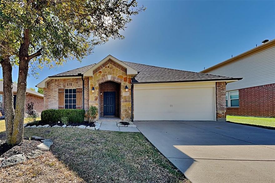 $1000 off the First Full Month of Rent! Charming 4 bed, 2 bath 2,001 sq ft home in Burleson! Open kitchen concept with updated counters. Primary suite with attached bathroom. Spacious backyard, great for gatherings! Pets accepted on a case by case basis. Additional admin fees apply. Schedule your showing today! This home is as-is.  

This home may be located within a Homeowners Association (HOA) community. If so, residents will be responsible for adhering to all HOA rules and regulations. Please contact your agent or landlord's agent for more information.
