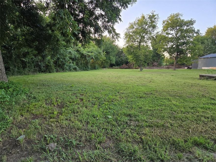 Lot is located close to downtown Corsicana, retail shopping and HEB. This lot is zoned for residential. There is a slab that looks like it once was a front porch to a house. Within 250 Feet of Multiple Flood Zone.  Buyer's Agent and Buyers to verify all Information contained herein is furnished by the owner to the best of their knowledge; but, is subject to verification by the purchaser; and, agents assume no responsibility for correctness. Buyers agent responsibility to communicate to Buyer ALL due diligence duties are sole obligation of buyer. Including schools, room area sizes, square footage, inspections & appraisals etc.