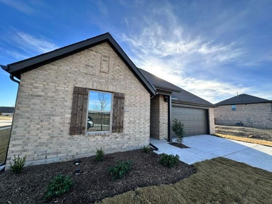Like new 4 bed 2 bath home in Rolling Ridge Community of Van Alstyne. Single Story home with good sized bedrooms and big backyard. Close to Hwy 75 and Hwy 5. Van Alstyne ISD schools !!!!.