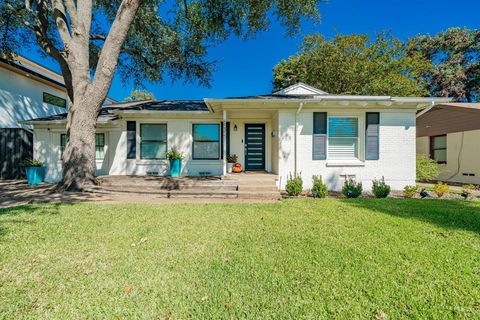 Photo of 532 Bondstone Drive, Dallas, TX 75218 (MLS # 21086683)