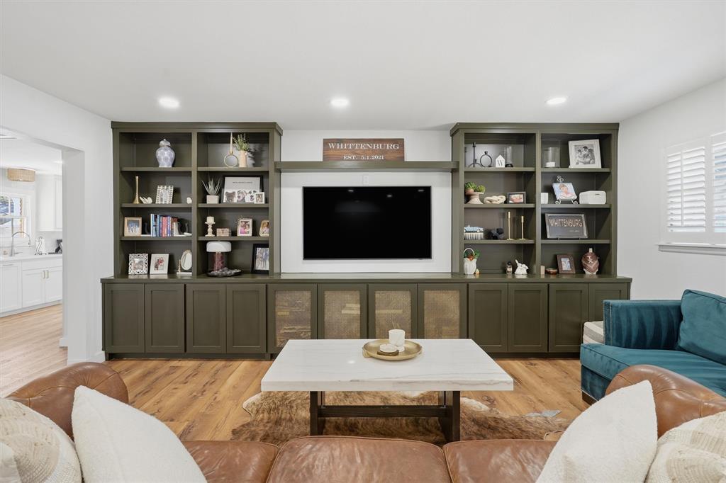 4137 Selkirk Drive W