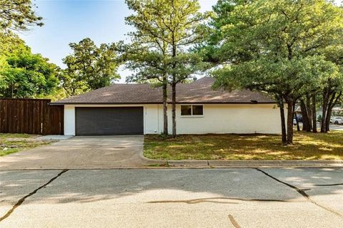 Photo of 4112 Barnsley Court, Arlington, TX 76016 (MLS # 21241063)