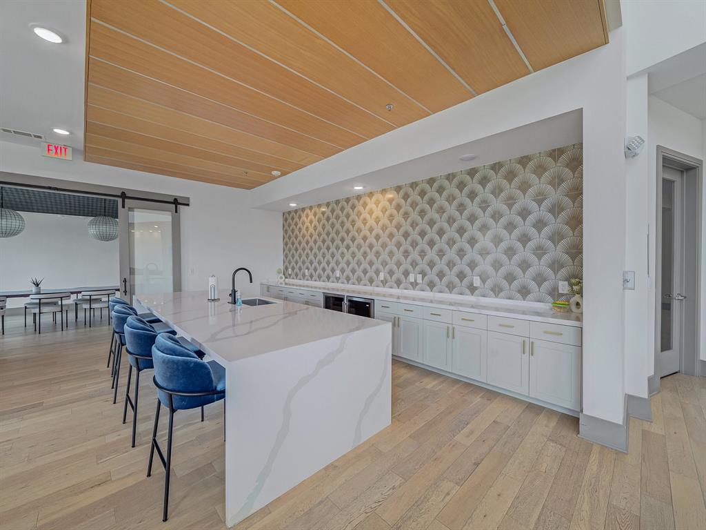 View Residential Condo - Residential Lease