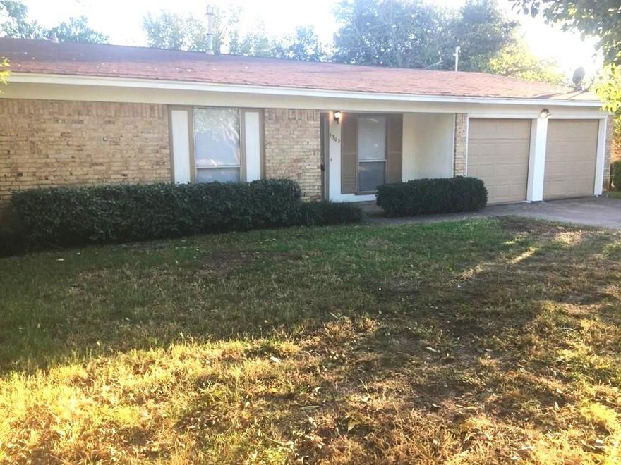 This home is a gem. Large rooms. Spacious Kitchen, and Large shaded backyard. Close to shopping and entertaining Don't miss out on this great rental. Renter responsible for all measurements and verification of schools!
We accept housing vouchers at this time.