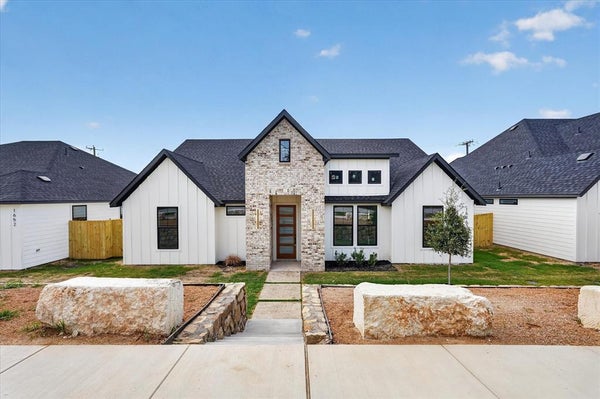 1656 W WINTERGREEN RD, LANCASTER, TX 75134 - Image 4ed1b454e919278d4eccf9a7c619a88b/951001271