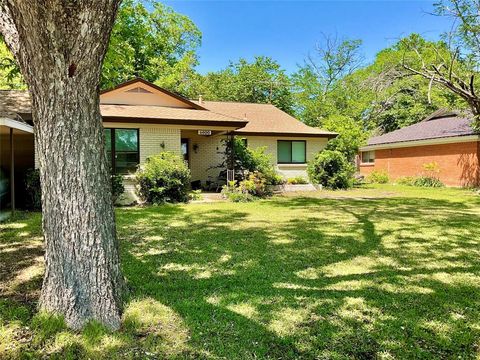 Photo of 8600 Twilight Drive W, Benbrook, TX 76116 (MLS # 21246963)