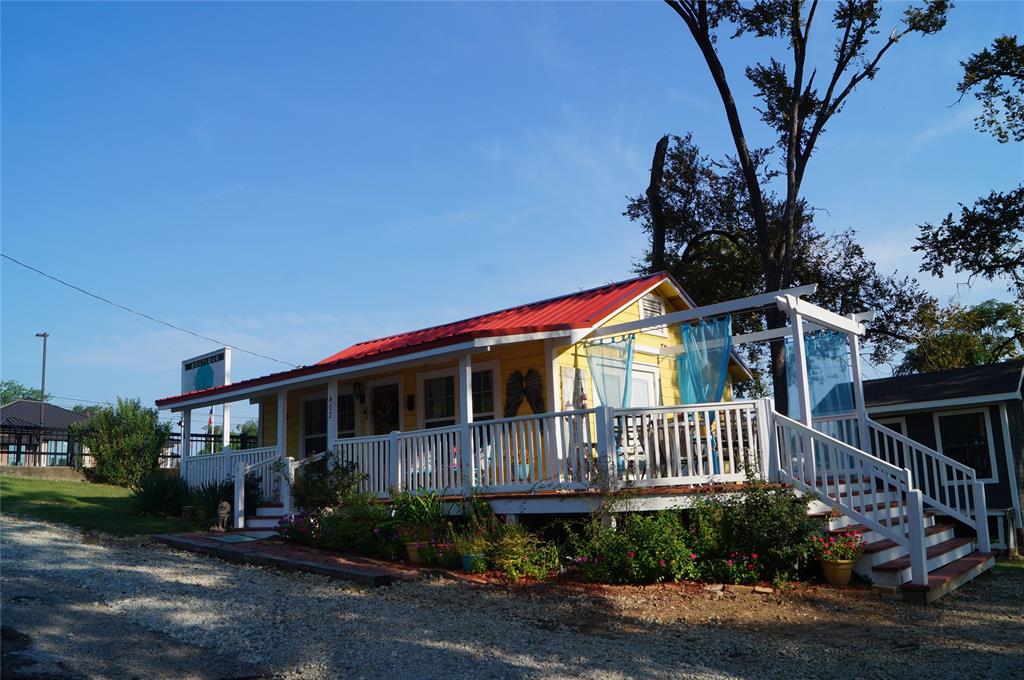 402 E College