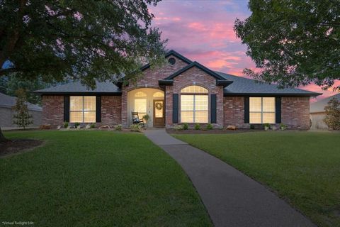 Photo of 228 Greystone Drive, Hewitt, TX 76643 (MLS # 21253146)
