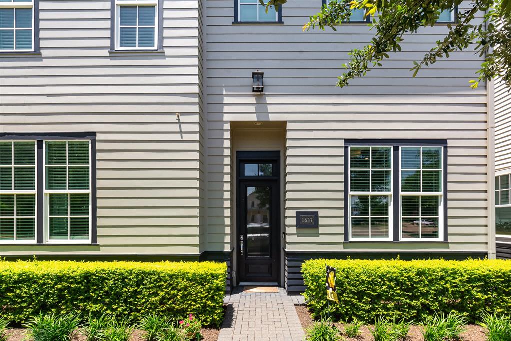 1637 G Avenue