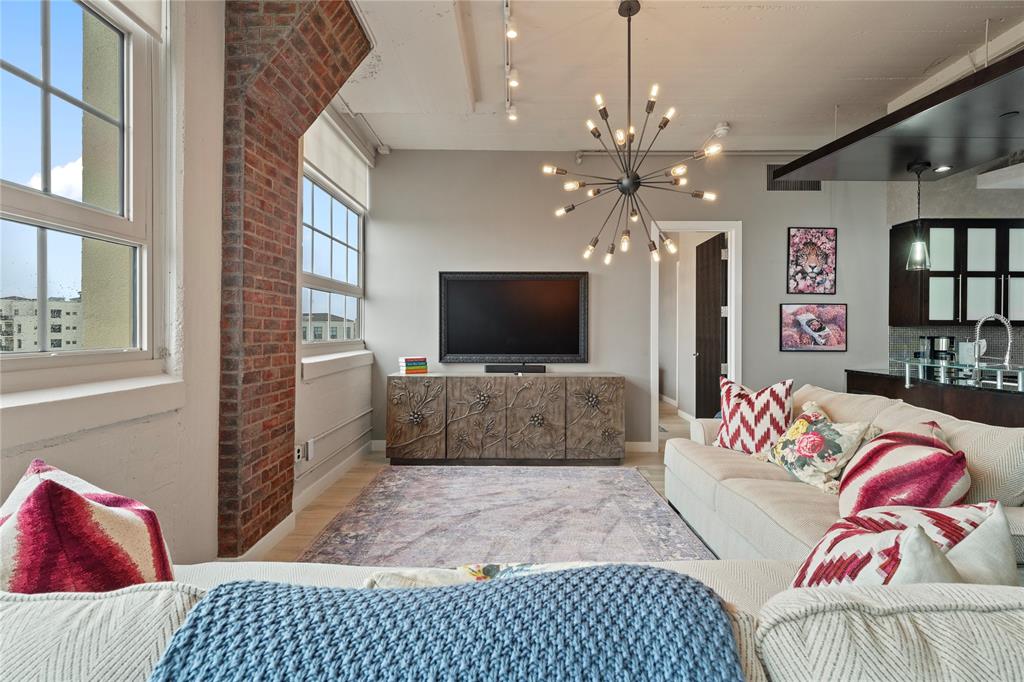 2600 W 7th 2444
