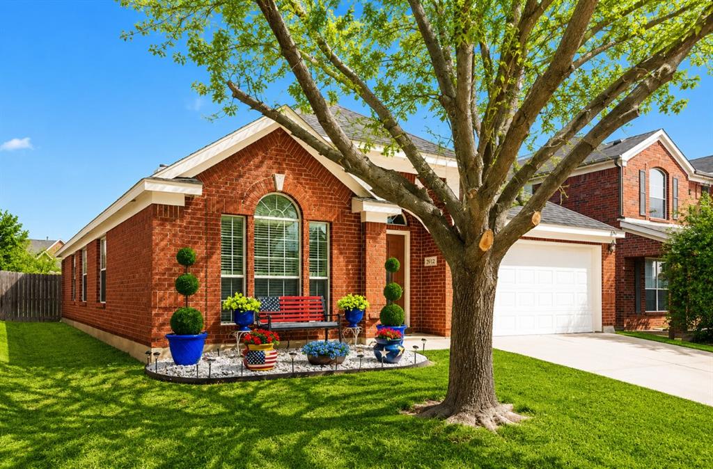 Photo of 9912 Lamberton Terrace, Fort Worth, TX 76244 (MLS # 21375082)