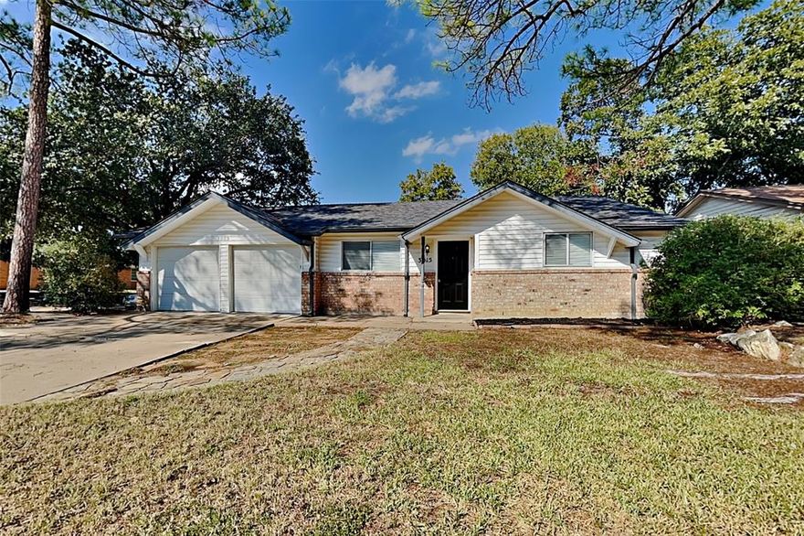 $1000 off the First Full Month of Rent! Charming 3 bed, 2 bath 1,712 sq ft home in Arlington! Open kitchen concept with updated counters. Primary suite with attached bathroom. Spacious backyard, great for gatherings! Pets accepted on a case by case basis. Additional admin fees apply. Schedule your showing today! This home is as-is.  
LEASE TERM: 1-2 years

This home may be located within a Homeowners Association (HOA) community. If so, residents will be responsible for adhering to all HOA rules and regulations. Please contact your agent or landlord's agent for more information.