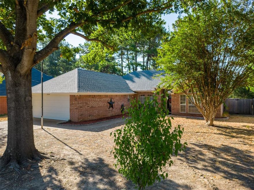 This charming three-bedroom, two-bathroom home has been tastefully updated with beautiful wood laminate floors, creating awarm and inviting atmosphere throughout. Located in a quiet and desirable neighborhood, this home offers both comfort andstyle. The open concept kitchen features a center island provides additional counter space and doubles as a breakfast bar.The primary bedroom includes an en-suite bathroom, complete with a double vanity, a soaking tub, and a separate shower.The large fenced back yard has a large covered deck and 2 storage buildings. Frankston ISD