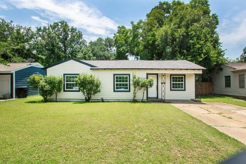 Photo of 2502 Helmet Street, Irving, TX 75060 (MLS # 21294706)