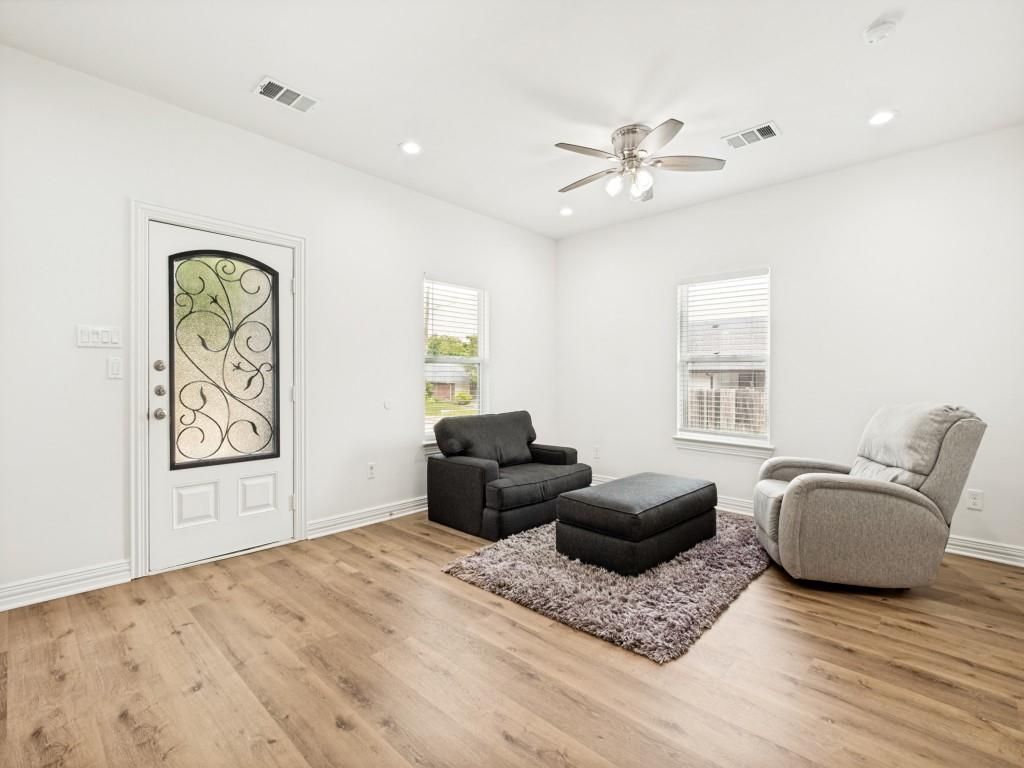 Photo of 1028 Claude Street, Dallas, TX 75203 (MLS # 21268813)