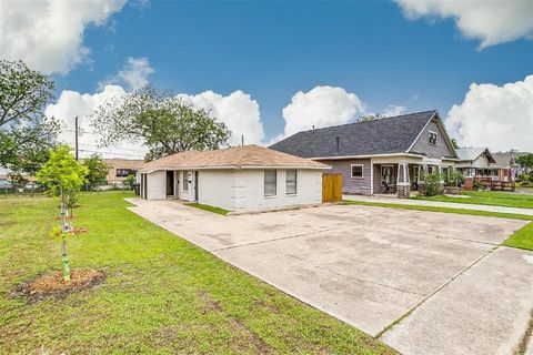 Photo of 2230 Washington Avenue, Fort Worth, TX 76110 (MLS # 21203351)