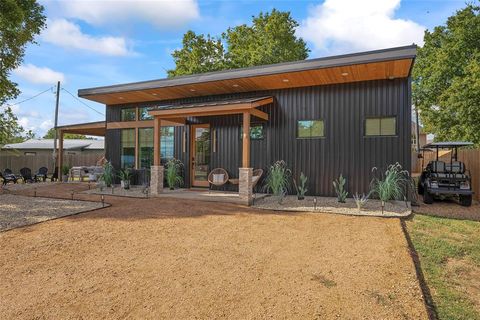 Photo of 118 Bayside Circle, Gainesville, TX 76240 (MLS # 21167519)