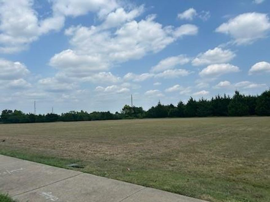 Almost half acre located in Desoto, TX. Lot is located close to store , fire station and police stations.