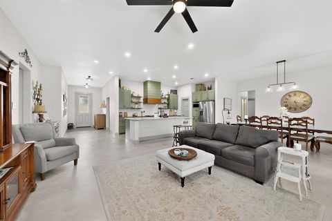 Photo of 613 Kentucky Town Road, Whitewright, TX 75491 (MLS # 21242490)