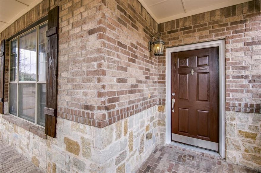 Beautiful 4 bd 3 bath home w FRISCO ISD in Westridge! The home features an open floorplan, tall ceilings & lots of
natural light! Kitchen has stone backsplash, granite countertops and stainless steel appliances The master & 2
bedrooms are up w garden tub, separate shower & walk in closet in Master. Downstairs has a huge room that could be
used as a media, office, mother in law suite. Enjoy the oversized corner lot with huge backyard. Located 20 mins from
Toyota, shops at Legacy, Legacy West w easy access to 121 & DNT!