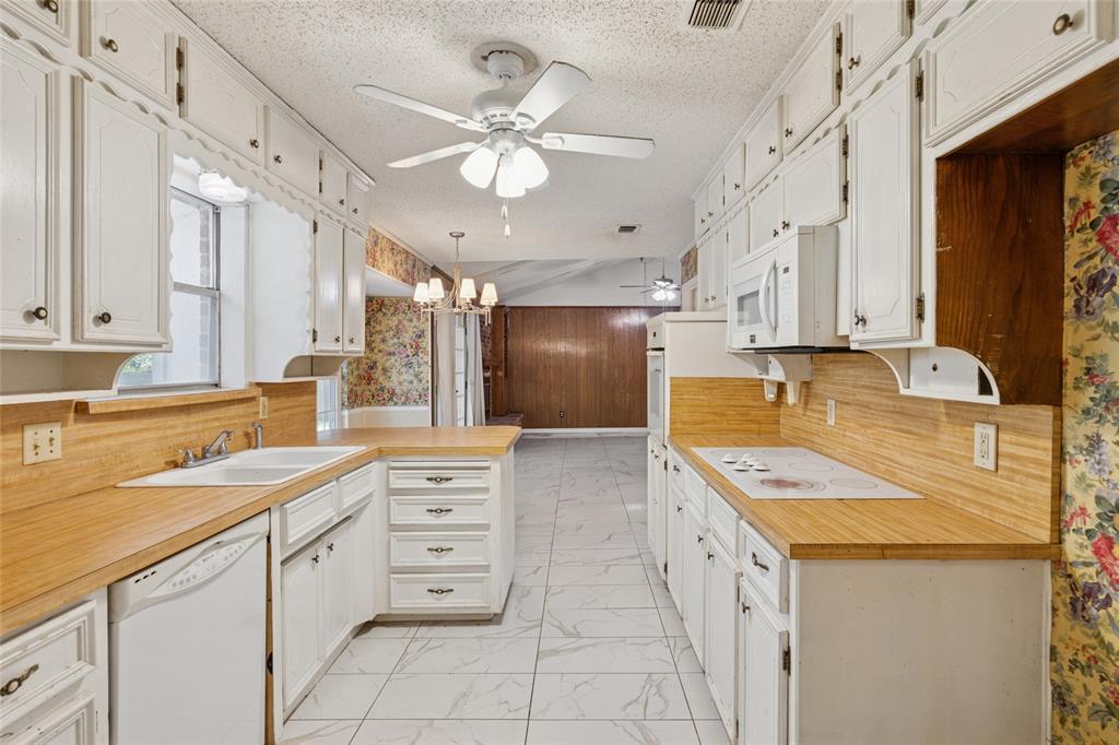 Edgecliff Village, Texas 76134, United States, 3 Bedrooms Bedrooms, ,2 BathroomsBathrooms,Residential,Pending,194546