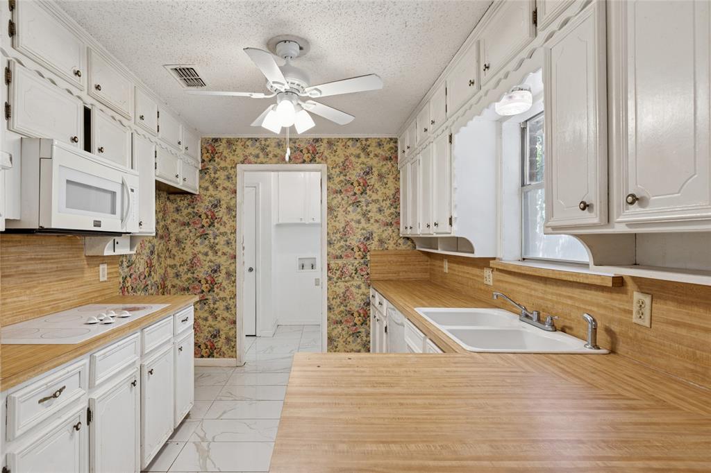 Edgecliff Village, Texas 76134, United States, 3 Bedrooms Bedrooms, ,2 BathroomsBathrooms,Residential,Pending,194546