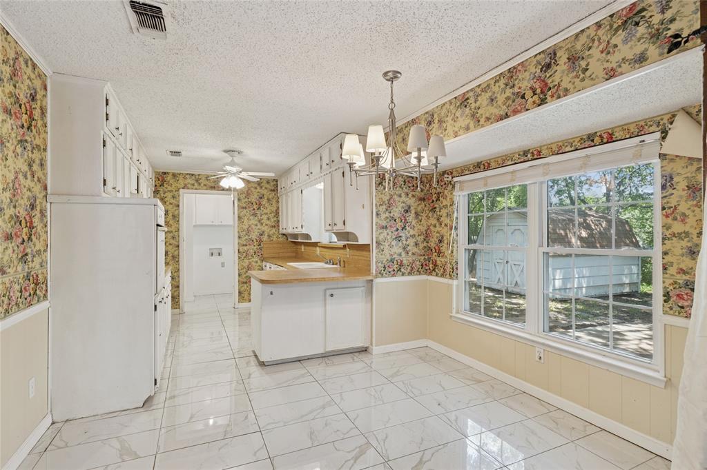 Edgecliff Village, Texas 76134, United States, 3 Bedrooms Bedrooms, ,2 BathroomsBathrooms,Residential,Pending,194546