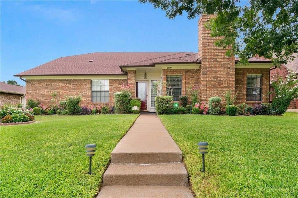 Photo of 1519 Mission Ridge Trail, Carrollton, TX 75007 (MLS # 21350842)